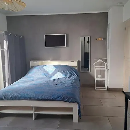 Dans Maison Avec Jardin Et Balcon, Au Calme